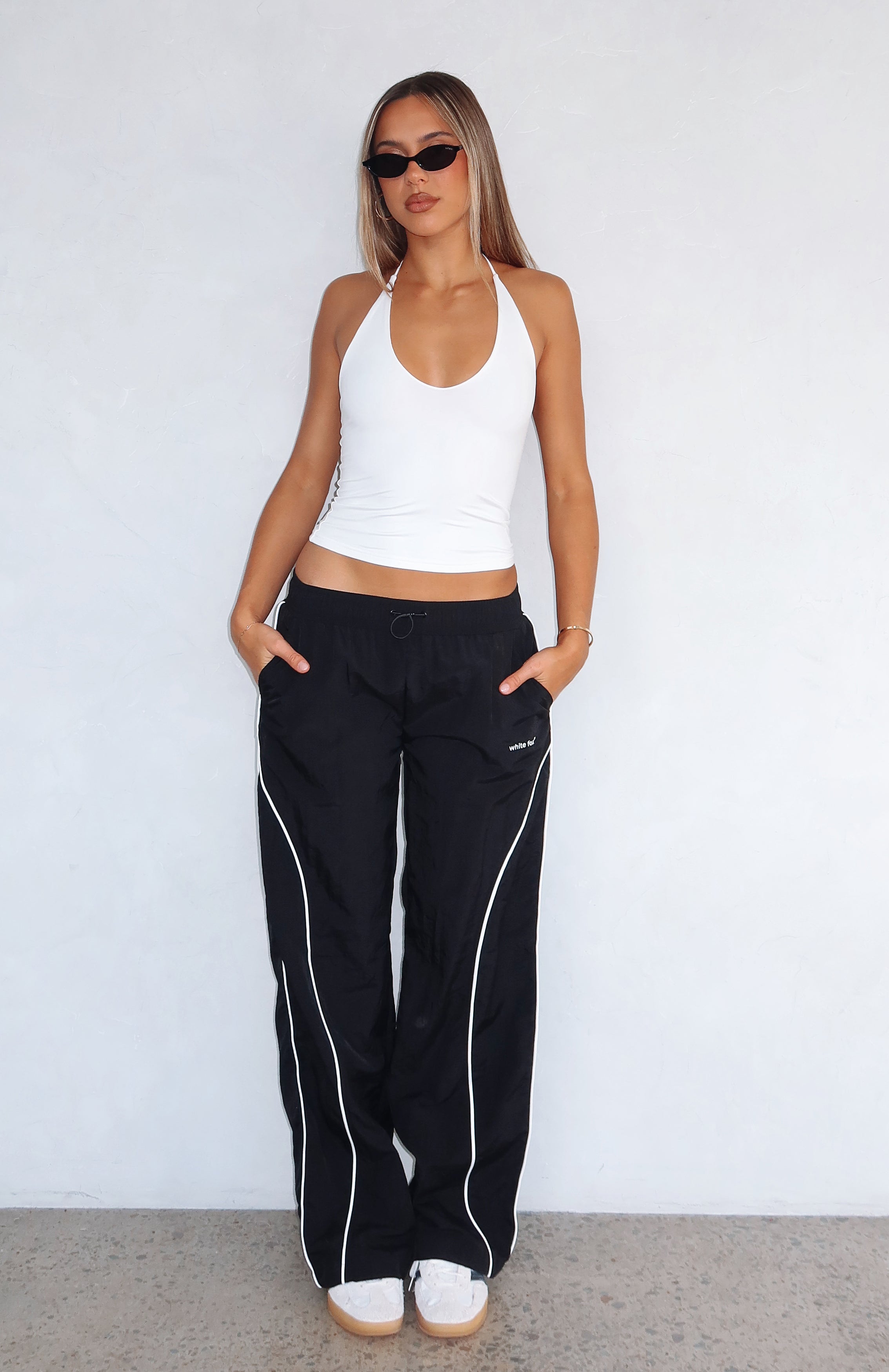 ON Court Track Pants ブラック/ホワイト　入手困難モデル Unphased Track Pants Black | White Fox Boutique UK