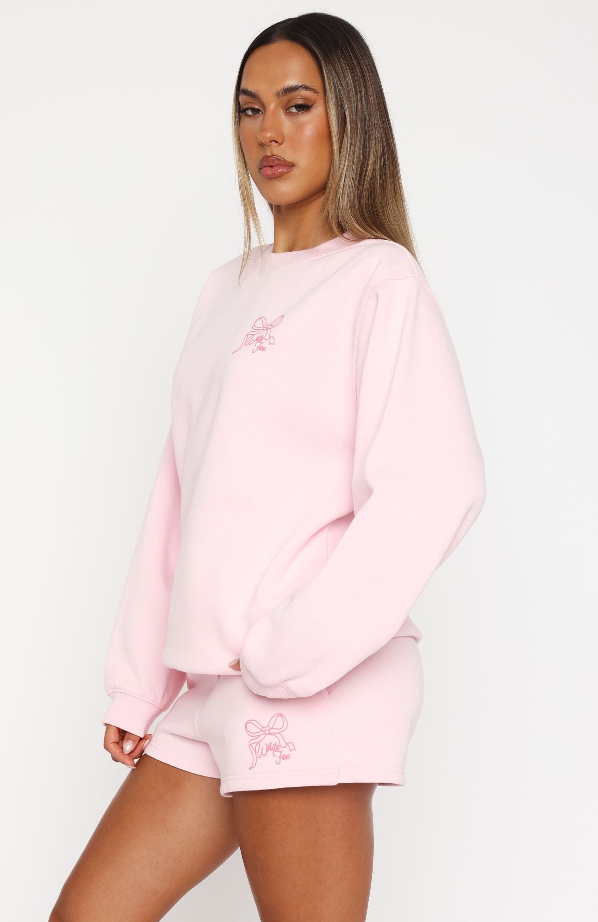 The Couture Club - Maglione oversize beige con emblema intrecciato The Couture Club - Maglione oversize beige con emblema intrecciato