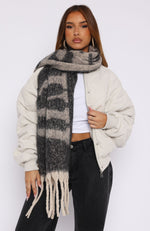 Warm Hug Scarf Black/White